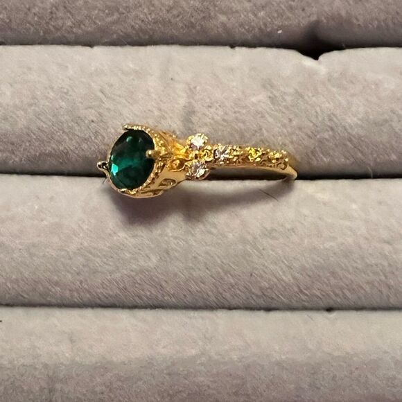 ⭐️3/$25⭐️ NEW Gold Tone Ring With Oval Emerald And Diamond Crystal - Picture 2 of 4